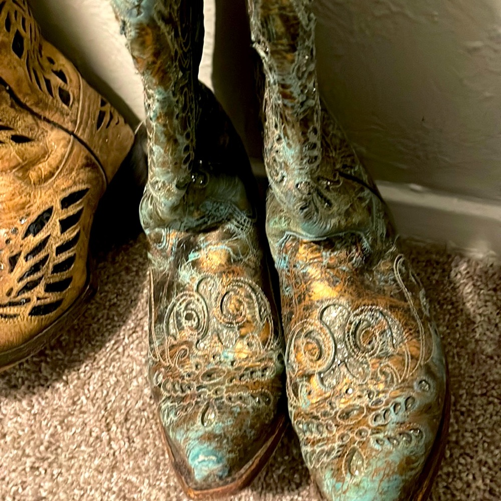Turquoise, Rusty, gold  size 8 corral boots